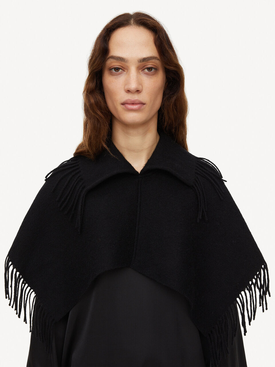 By Malene Birger Turtla Wool Fringe Bib - Black - Bild 3