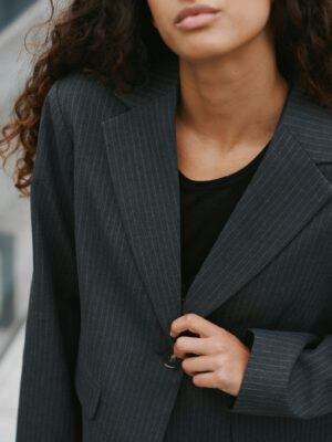Neo Noir Aarielle Slim Pinstripe Blazer - Dark Grey - Bild 3