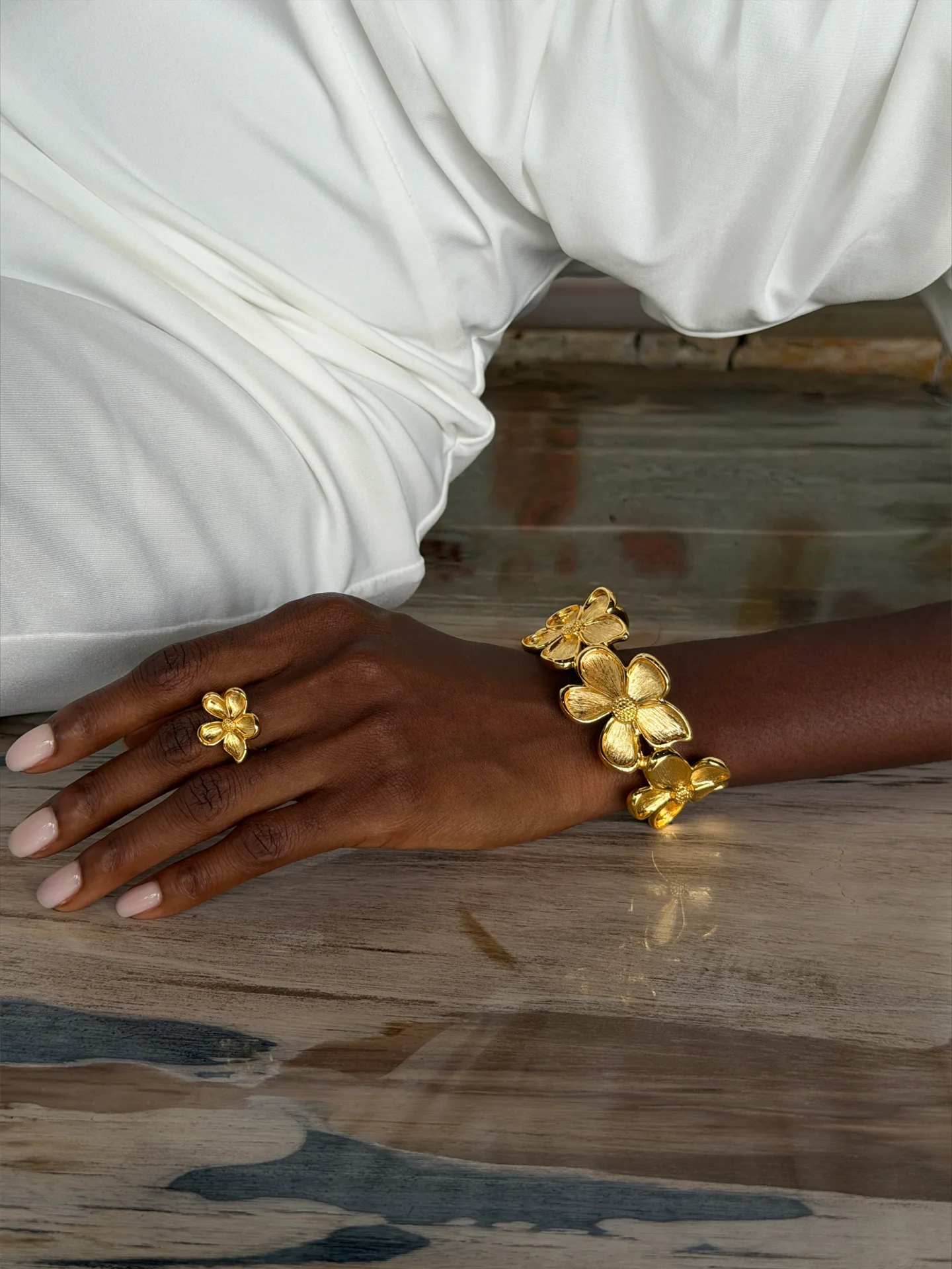 Muli Collection Maxi Flower Bangle - Gold - Bild 2